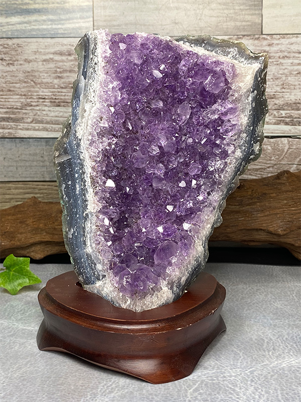 紫水晶　原石　重さ ２.２キログラム　台付